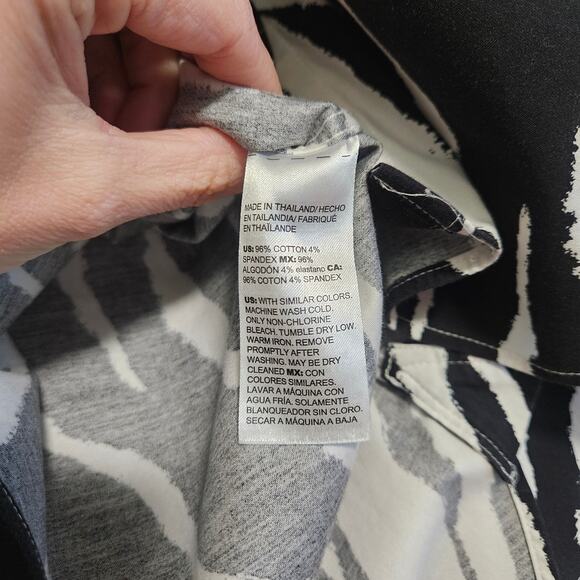 Chico's Button Down Top Size 6 Black White Zebra Minimalist Professional Stretch - Picture 6 of 9
